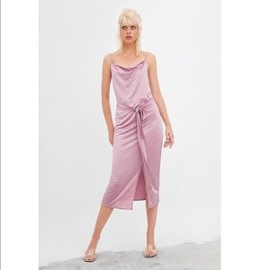 Zara SATIN DRESS
Pink / Mauve size small